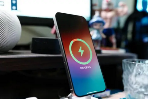 平度苹果15换屏服务分享用什么充电器给iPhone15充电更好 